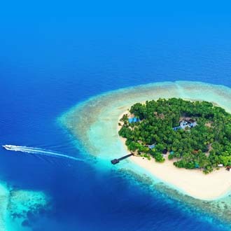 Klein tropisch eiland in de oceaan, op de Malediven